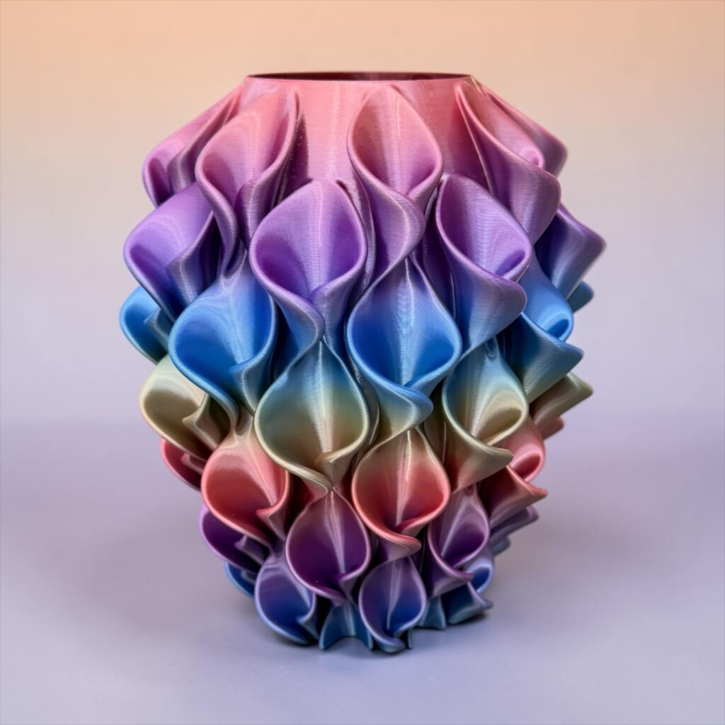 3D gedruckte Regebogenvase mit floralem Design